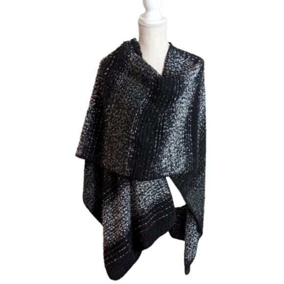 Woolrich  Women Gray n Black Knit Wrap Poncho Shawl (One Size) - Picture 4 of 4